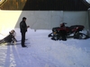 Jan Erik gør slæden fast til ATV`eren så Birgitte kan bremse hundene over til markerne